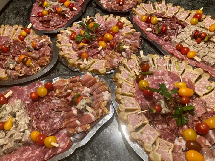 Un traiteur proposant de l’aligot et des truffades